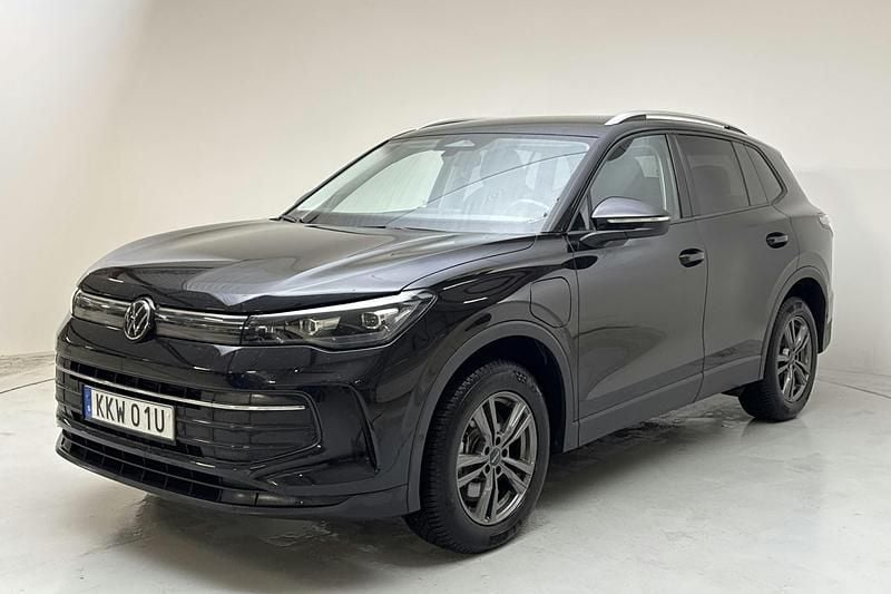 Svart Begagnad 2024 VW Tiguan Life SUV | 384 000 kr (Lite dyr) - Bild 1/4