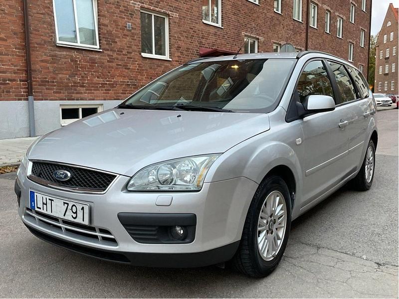 Silver Begagnad 2006 Ford Focus Kombi | 13 900 kr (Marknadspris) - Bild 1/4