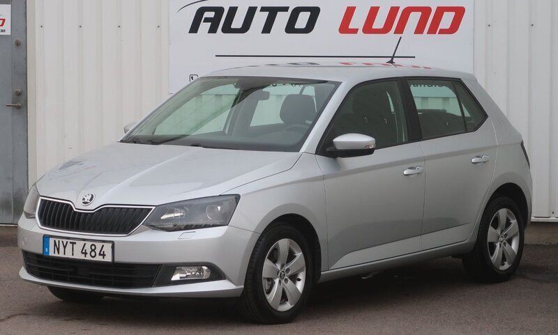 Silver (silvermetallic) Begagnad 2015 Skoda Fabia Elegance Halvkombi | 129 900 kr (Dyr) - Bild 1/4
