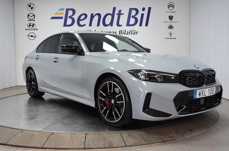 Grå Begagnad 2024 BMW M340 M Sport Sedan | 744 500 kr (Lite dyr) - Bild 1/3
