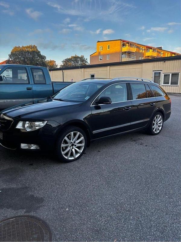 Svart Begagnad 2013 Skoda Superb Ambition Kombi | 69 000 kr (Marknadspris) - Bild 1/4