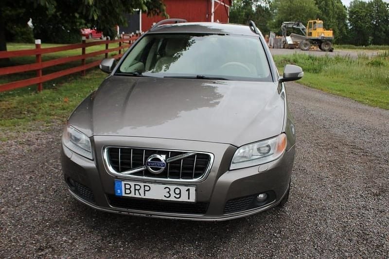 Begagnad Volvo V70 Momentum 109 HK (80 kW) 2010 Grå Kombi