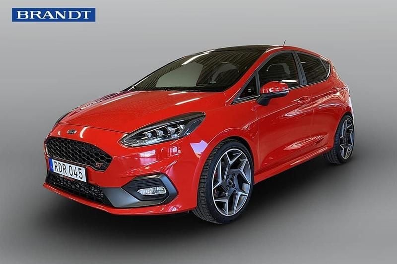 Röd Begagnad 2018 Ford Fiesta Performance Edition Halvkombi | 199 900 kr - Bild 1/4