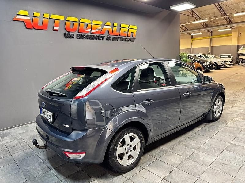 Begagnad Ford Focus Platinum 90 HK (66 kW) 2010 Grå Halvkombi