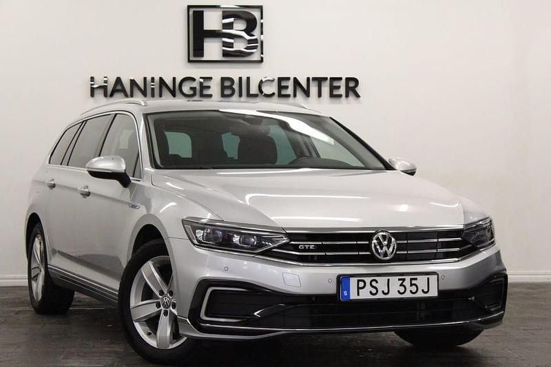 Silver Begagnad 2020 VW Passat GTE | 214 900 kr (Marknadspris) - Bild 1/4