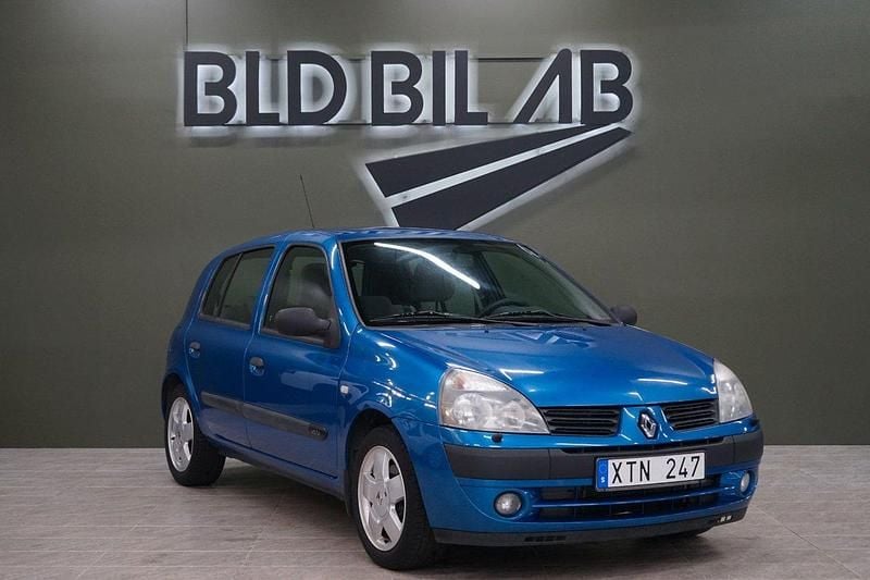Blå Begagnad 2006 Renault Clio II Authentique Halvkombi | 29 900 kr (Marknadspris) - Bild 1/4