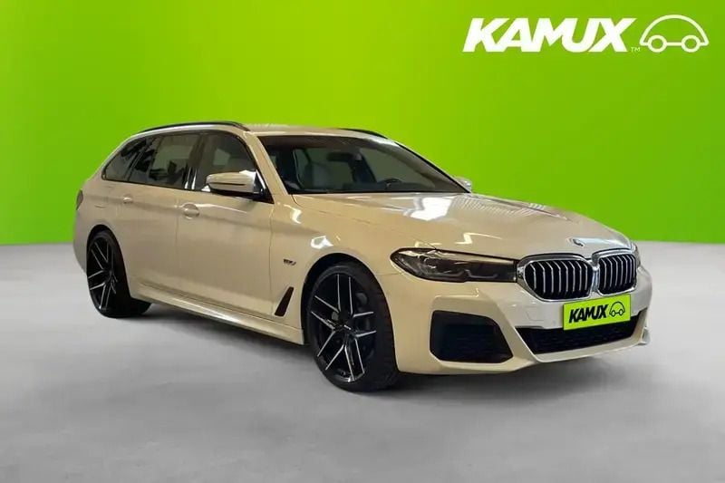 Vit Begagnad 2023 BMW 530e M Sport Kombi | 349 700 kr (Bra pris) - Bild 1/4