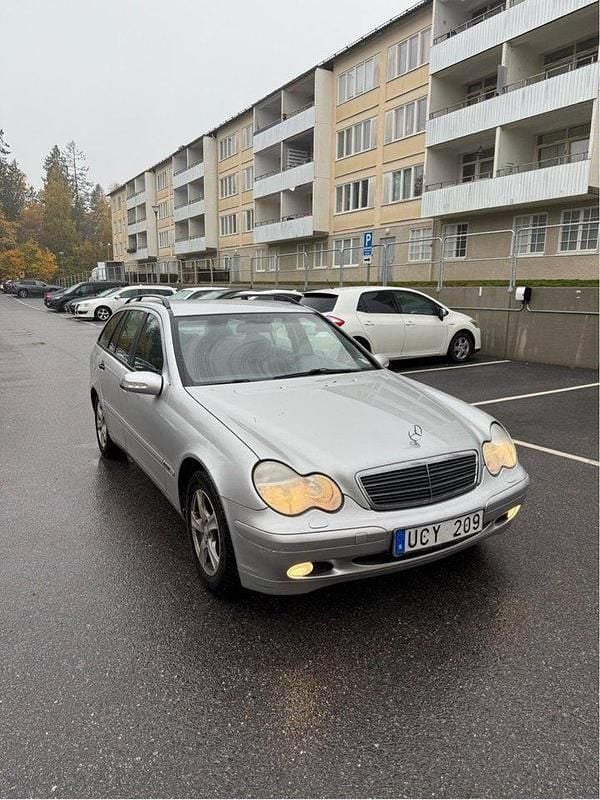 Grå Begagnad 2003 Mercedes C180 Kombi | 32 500 kr (Marknadspris) - Bild 1/4