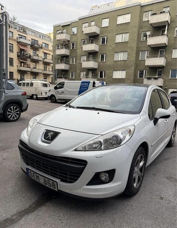 Vit Begagnad 2011 Peugeot 207 Halvkombi | 44 900 kr (Marknadspris) - Bild 1/4