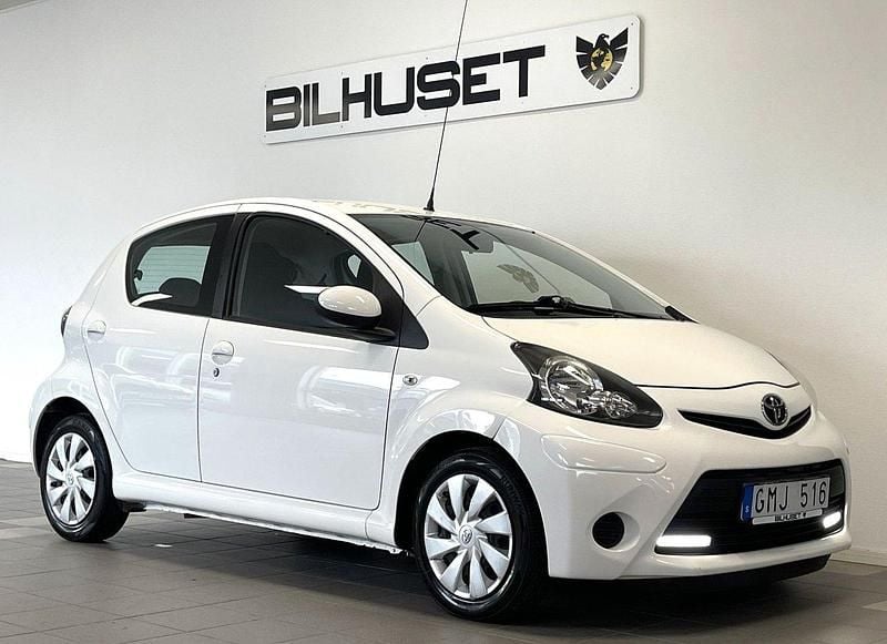 Vit Begagnad 2013 Toyota Aygo Halvkombi | 39 900 kr (Marknadspris) - Bild 1/4