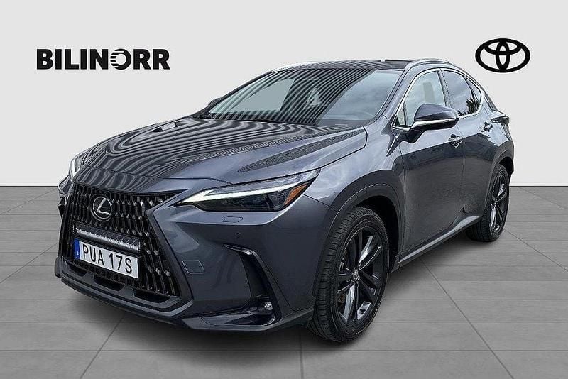 Grå Begagnad 2024 Lexus NX450h+ Executive Line SUV | 629 900 kr (Marknadspris) - Bild 1/4