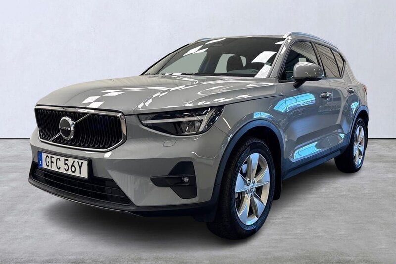 Grå Begagnad 2023 Volvo XC40 Core SUV | 369 900 kr (Marknadspris) - Bild 1/4