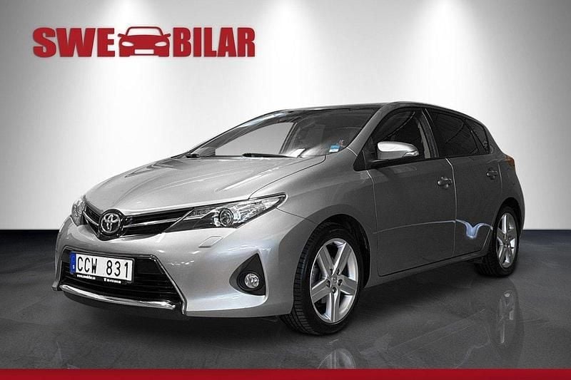 Ljusgrå Begagnad 2013 Toyota Auris Multidrive S Halvkombi | 139 900 kr (Bra pris) - Bild 1/4