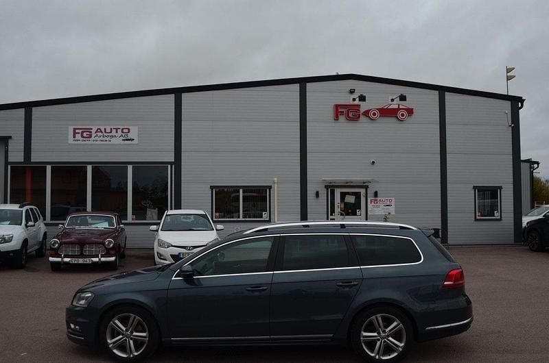 Ljusgrå Begagnad 2013 VW Passat R-line Kombi | 89 000 kr (Marknadspris) - Bild 1/4