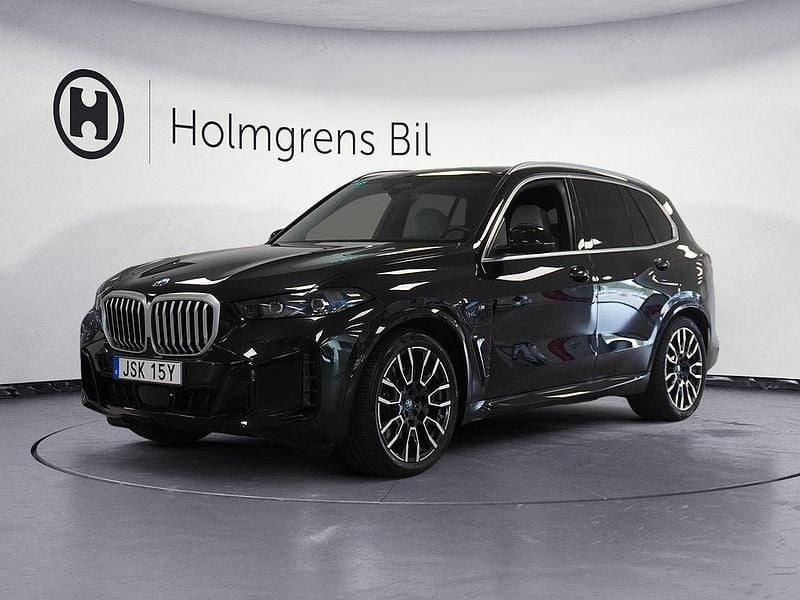 Svart (safirsvart metallic) Begagnad 2024 BMW X5 Comfort Edition SUV | 978 800 kr - Bild 1/4