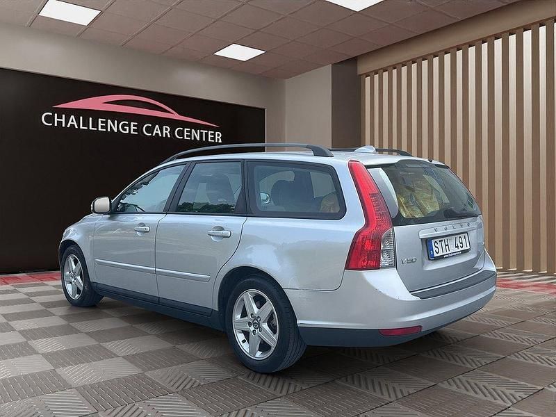 Ljusgrå Begagnad 2009 Volvo V50 Kinetic Kombi | 44 900 kr (Marknadspris) - Bild 1/2