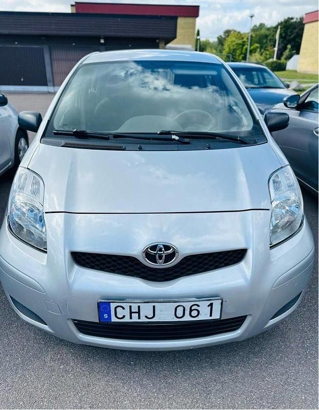 Silver Begagnad 2009 Toyota Yaris Halvkombi | 38 000 kr (Marknadspris) - Bild 1/4
