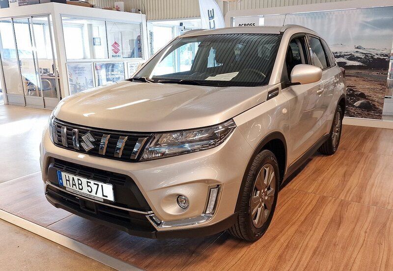 Grå Begagnad 2022 Suzuki Vitara SUV | 289 900 kr (Lite dyr) - Bild 1/4