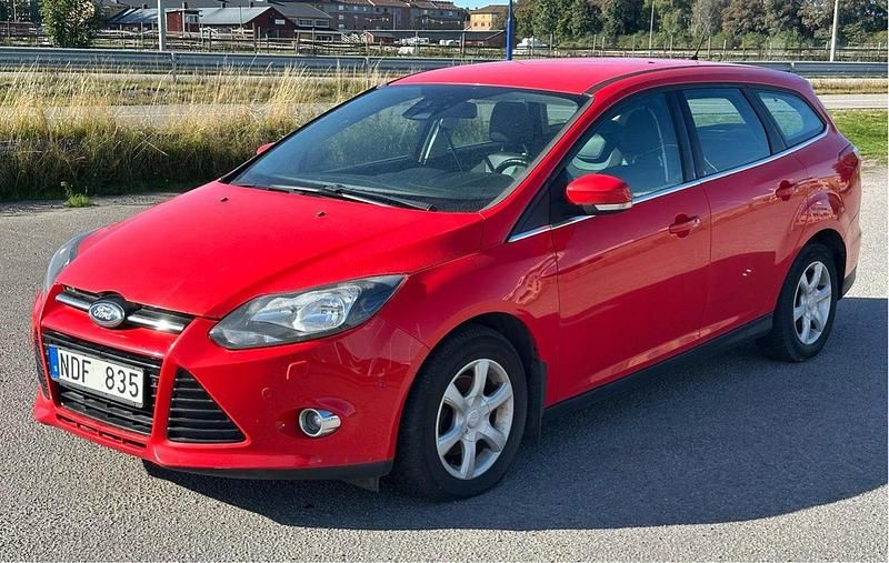 Röd Begagnad 2013 Ford Focus Titanium Kombi | 20 000 kr - Bild 1/4