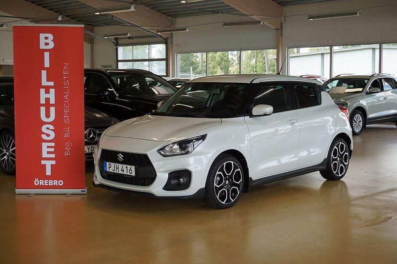 Vit Begagnad 2018 Suzuki Swift Sport Halvkombi | 179 000 kr (Marknadspris) - Bild 1/4