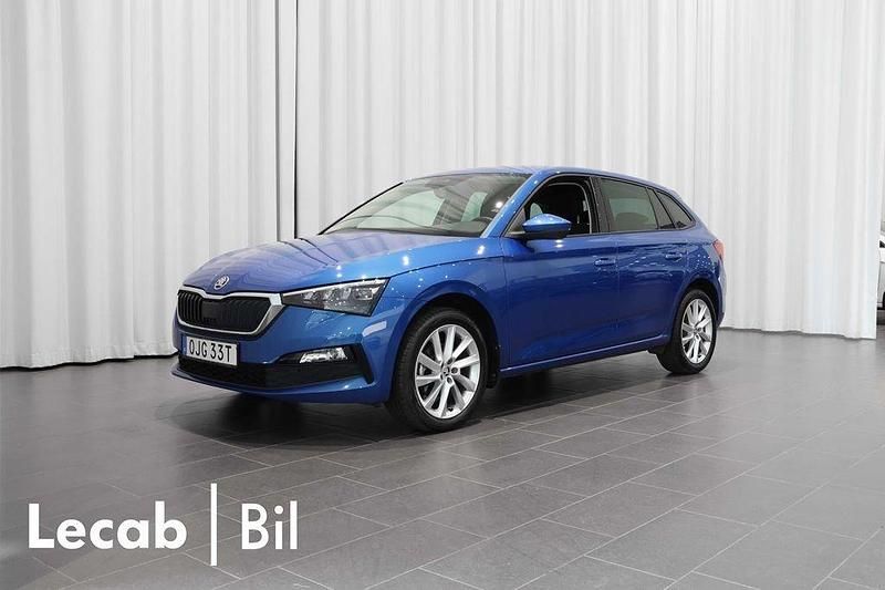 Blå (race blue metallic) Begagnad 2023 Skoda Scala Halvkombi | 219 500 kr (Marknadspris) - Bild 1/4