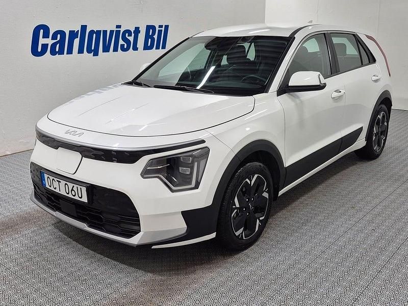 Vit Begagnad 2024 Kia e-Niro SUV | 365 000 kr (Marknadspris) - Bild 1/4