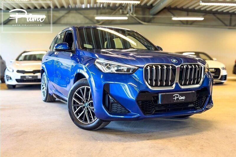 Blå (metallic portimao blue) Begagnad 2022 BMW iX1 M Sport SUV | 529 900 kr (Lite dyr) - Bild 1/4