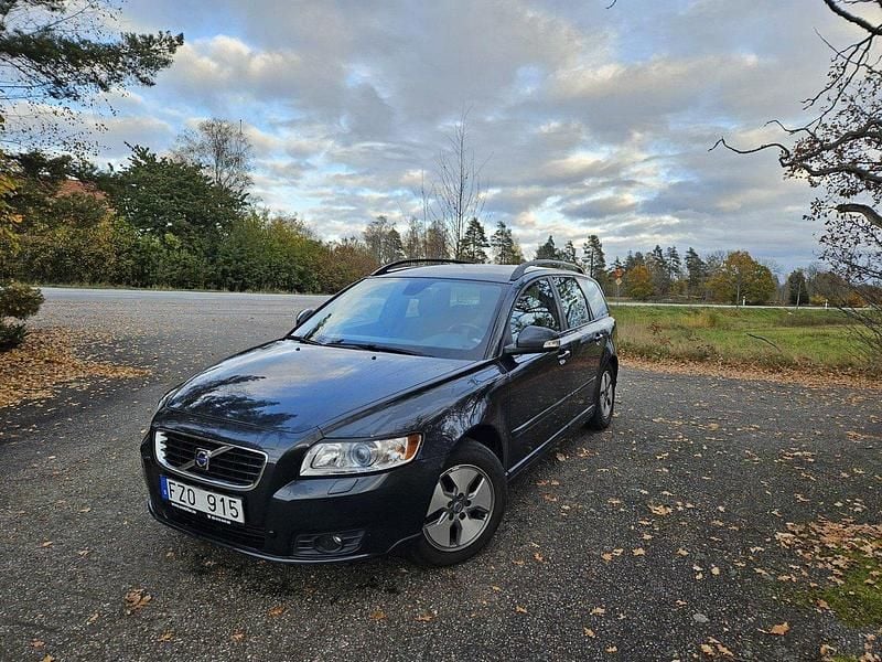 Grå Begagnad 2010 Volvo V50 Kombi | 63 000 kr (Marknadspris) - Bild 1/3