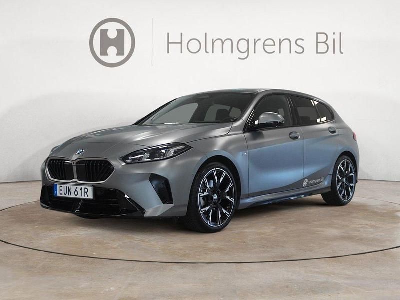 Grå Begagnad 2024 BMW 120 M Sport Halvkombi | 499 800 kr - Bild 1/4