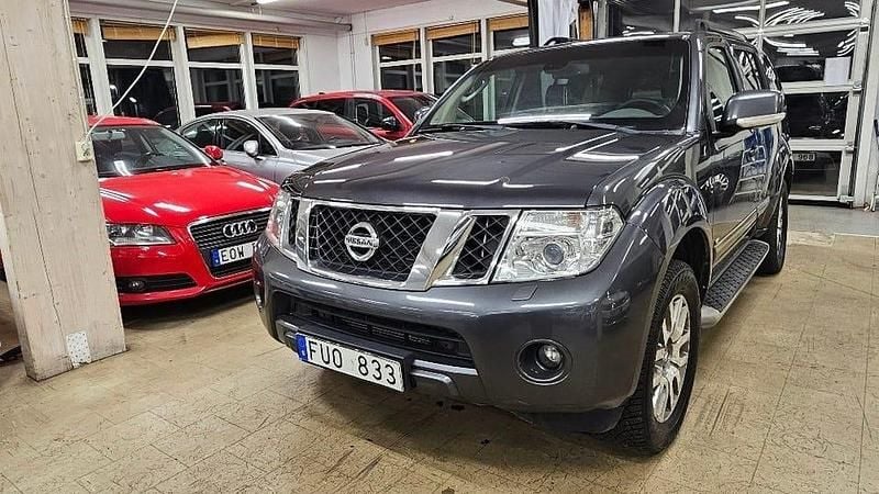 Mörkgrå Begagnad 2011 Nissan Pathfinder SUV | 129 900 kr - Bild 1/4