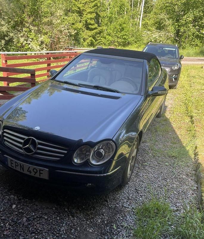 Grå Begagnad 2004 Mercedes CLK320 Elegance Cab | 88 000 kr (Marknadspris) - Bild 1/4