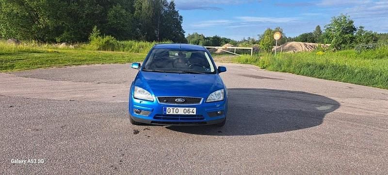 Blå Begagnad 2007 Ford Focus Halvkombi | 12 000 kr - Bild 1/4