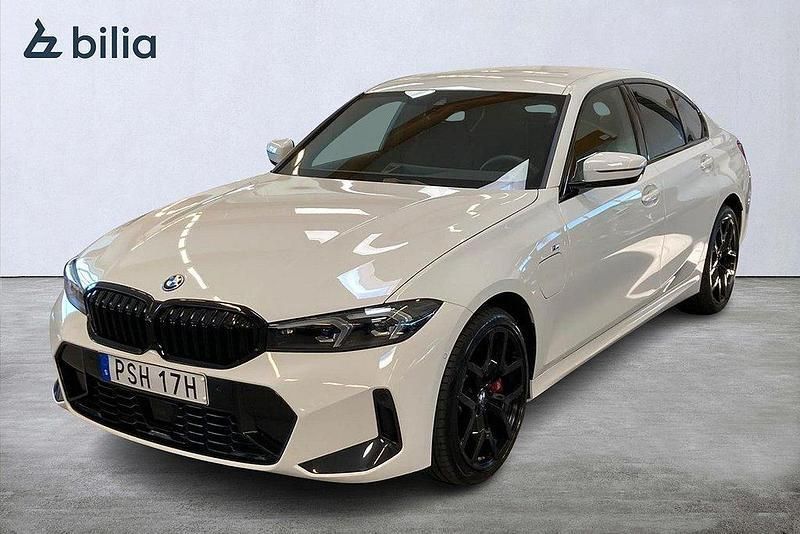 Vit Begagnad 2024 BMW 330e M Sport Sedan | 529 000 kr (Dyr) - Bild 1/4
