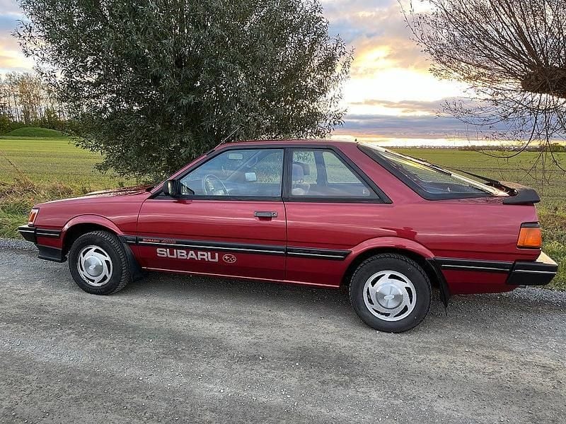 Mörkröd Begagnad 1987 Subaru Leone Sportkupé | 79 500 kr - Bild 1/4