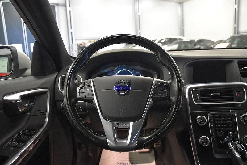 Röd Begagnad 2015 Volvo V60 R-Design Kombi | 209 900 kr (Dyr) - Bild 1/3