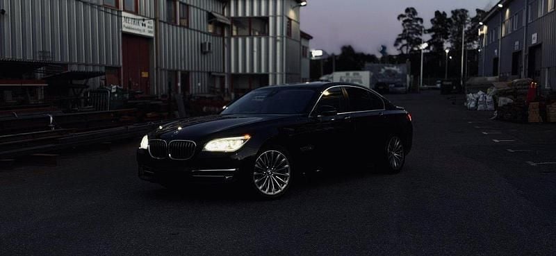 Svart Begagnad 2013 BMW 750 Comfort Edition Sedan | 219 000 kr - Bild 1/4