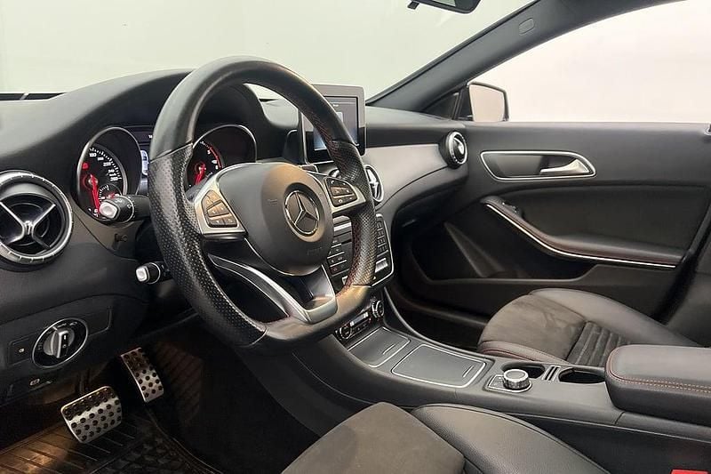 Svart Begagnad 2018 Mercedes CLA200 Sedan | 249 900 kr - Bild 1/2