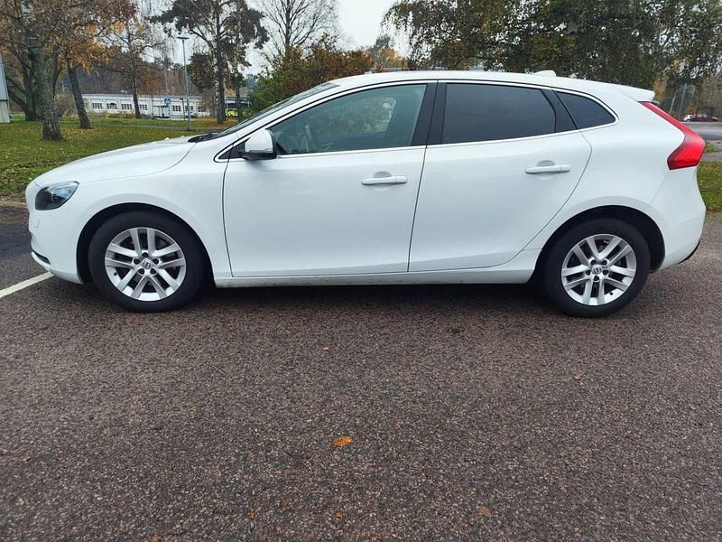 Vit Begagnad 2016 Volvo V40 Momentum Halvkombi | 119 000 kr (Bra pris) - Bild 1/4