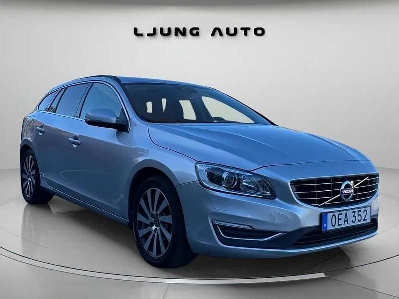 Silver Begagnad 2017 Volvo V60 Momentum Kombi | 124 900 kr (Marknadspris) - Bild 1/4