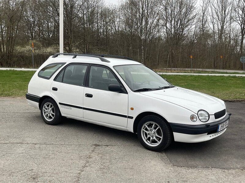 Vit Begagnad 1998 Toyota Corolla Kombi | 29 800 kr (Marknadspris) - Bild 1/4