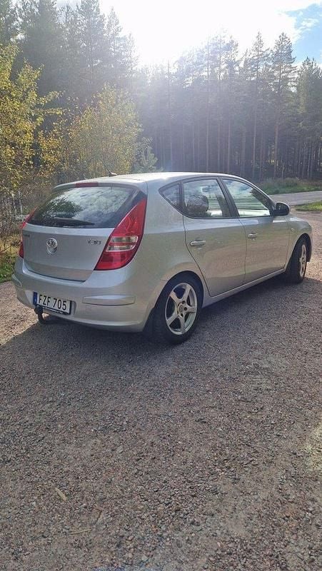 Silver Begagnad 2008 Hyundai i30 Halvkombi | 32 000 kr (Marknadspris) - Bild 1/4