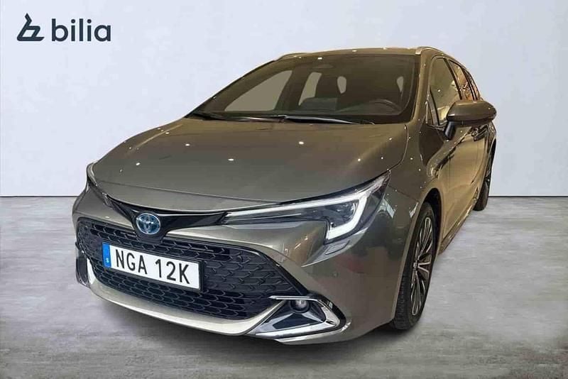 Grön Begagnad 2025 Toyota Corolla Style Kombi | 344 800 kr (Marknadspris) - Bild 1/1