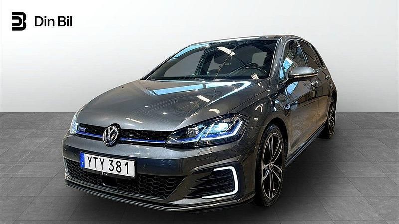 Mörkgrå Begagnad 2017 VW Golf VII GTE Sedan | 239 900 kr (Lite dyr) - Bild 1/4