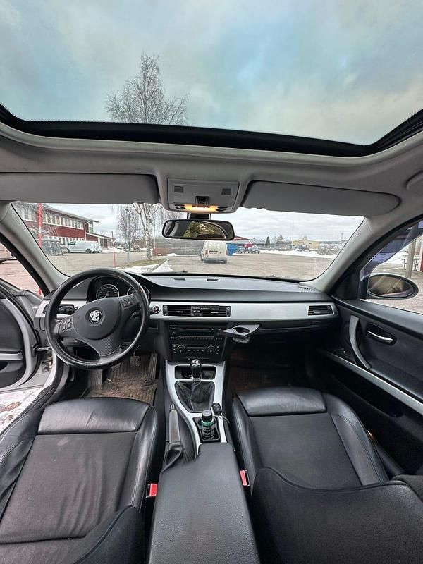 Begagnad BMW 325 218 HK (160 kW) 2005 Sedan