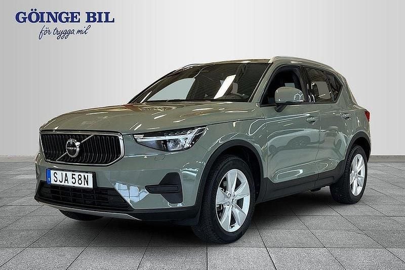 Grön Begagnad 2023 Volvo XC40 Core SUV | 339 000 kr (Marknadspris) - Bild 1/3