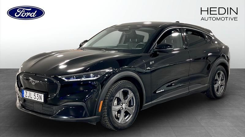 Svart Begagnad 2022 Ford Mustang Mach-E Standard Range SUV | 339 900 kr (Marknadspris) - Bild 1/4