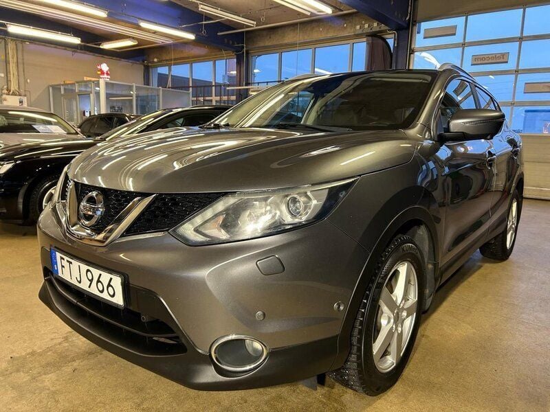 Grå Begagnad 2015 Nissan Qashqai 360º SUV | 99 800 kr (Lite dyr) - Bild 1/4