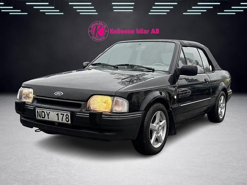 Svart Begagnad 1988 Ford Escort Cabriolet Cab | 28 900 kr - Bild 1/4