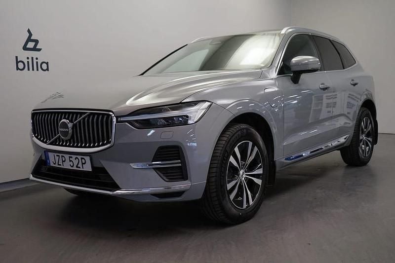 Grå Begagnad 2025 Volvo XC60 Core SUV | 519 500 kr (Marknadspris) - Bild 1/3