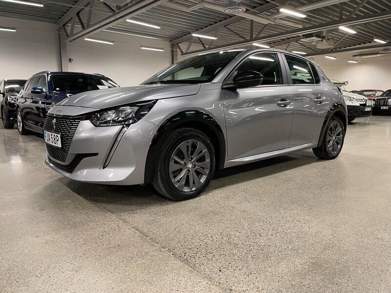 Grå Begagnad 2022 Peugeot e-208 Halvkombi | 199 000 kr (Lite dyr) - Bild 1/4